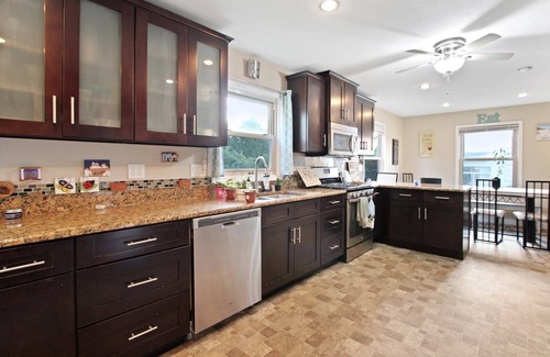 Oak Creek Casa | Cozzy 3 Bd House Oak Creek. 8min Milwaukee airport