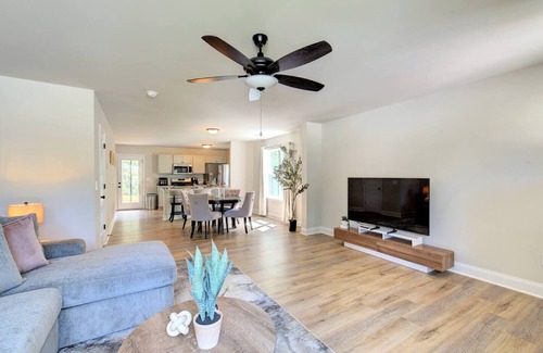 Taylors Casa | Cozzy home away from home fenced in back yard and pet friendly