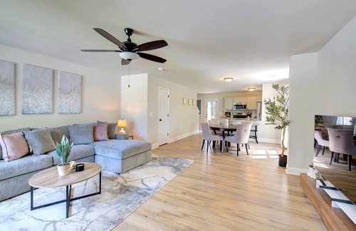 Taylors Casa | Cozzy home away from home fenced in back yard and pet friendly