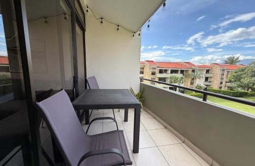 Santa Ana Apartamento | CR MARIPOSA RENTALS Brand New lake view Penthouse with office space