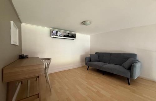 Santa Ana Apartamento | CR MARIPOSA RENTALS Brand New lake view Penthouse with office space