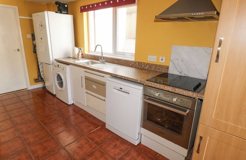 Llansteffan Cabaña | CRAIG Y DON, pet friendly, with hot tub in Llansteffan