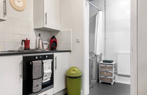 Port Talbot Cabaña | Creative Afan Valley Home