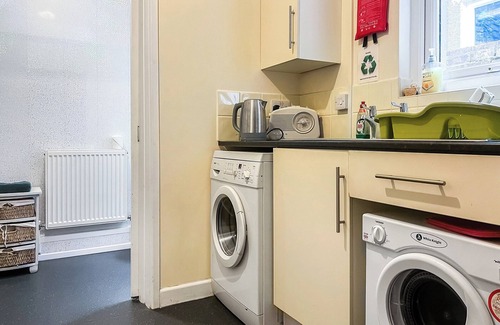Port Talbot Cabaña | Creative Afan Valley Home