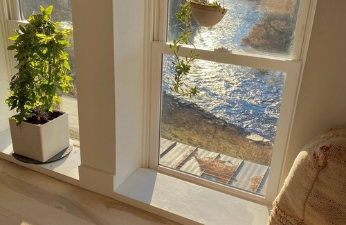 Waldoboro Casa | Creative winter and spring on a river in Maine