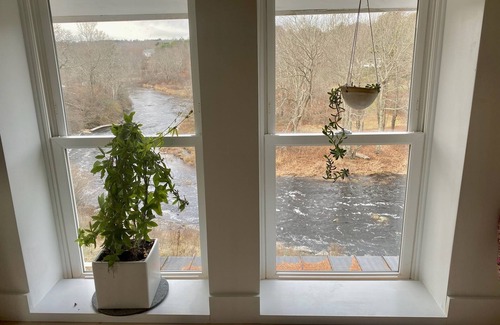 Waldoboro Casa | Creative winter and spring on a river in Maine