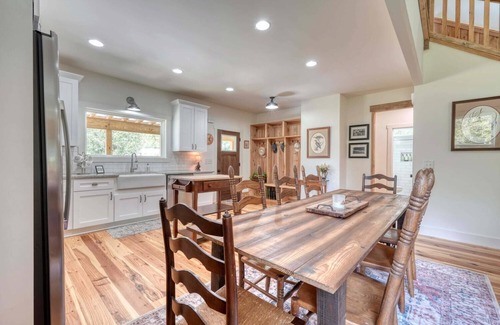 Hayesville Cabina | Creek Front and Gorgeous Mountain View’s, Fishing, Tubing, WiFi