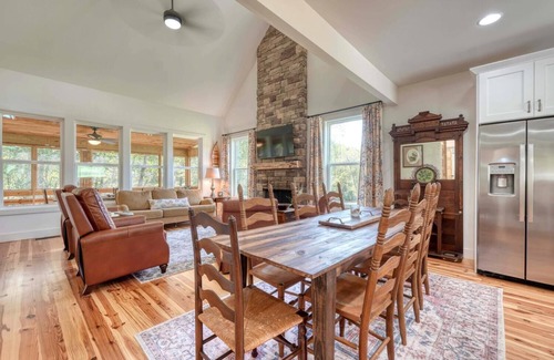 Hayesville Cabina | Creek Front and Gorgeous Mountain View’s, Fishing, Tubing, WiFi