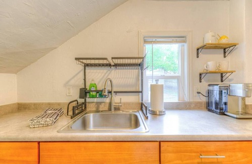 Greenwood Apartamento | Creek-Front Crown Hill Craftsman with Hot Tub - Unit A