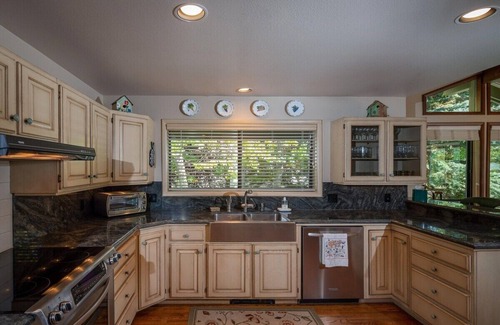 Warm Springs Casa | Creek Front Duplex | Close to Lifts with Hot Tub