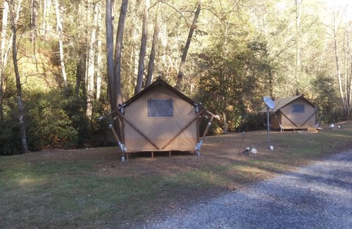 Murphy Alquiler De RV | Creek Front Safari Tent-Furnished, relaxing under the stars, Firepit, Smores.