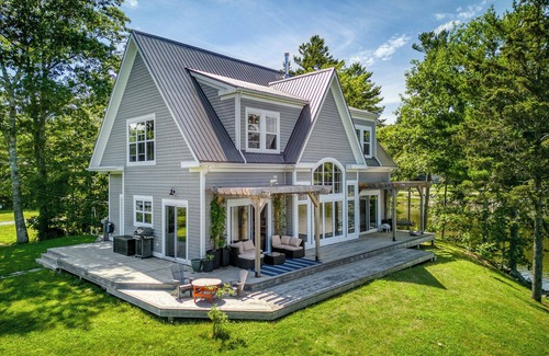 Lunenburg Casa | Creek House| Oceanfront Home in Second Peninsula