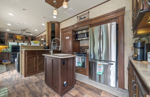 Gatlinburg - Pigeon Forge Alquiler De RV | Creek-side Campsite / Gatlinburg, Pigeon Forge, Smoky Mountains.