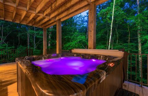 Foxfire Estates Casa | Creek Songs - Hot Tub, Sauna, Game Room, Three Decks, Fire Pit by the Creek - Blue Ridge, GA