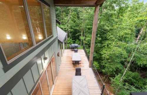 Foxfire Estates Casa | Creek Songs - Hot Tub, Sauna, Game Room, Three Decks, Fire Pit by the Creek - Blue Ridge, GA