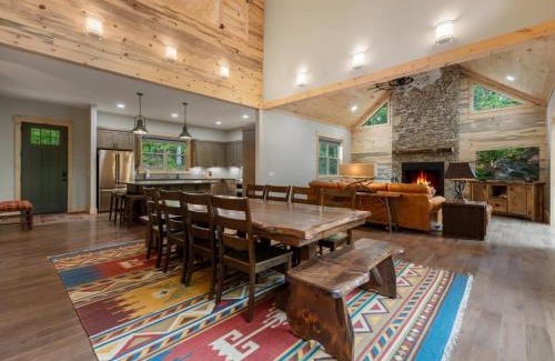 Foxfire Estates Casa | Creek Songs - Hot Tub, Sauna, Game Room, Three Decks, Fire Pit by the Creek - Blue Ridge, GA