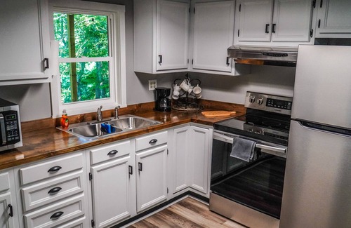 Chillicothe Cabina | Creek View, Covered Decks & Private Hot Tub, Woods, Peaceful, Wildlife!