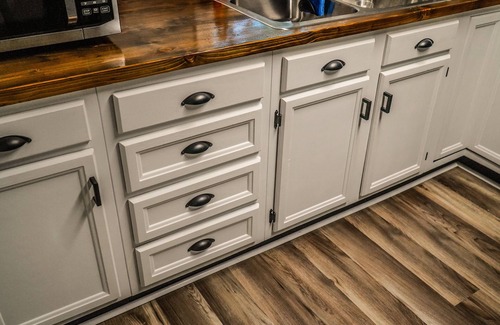 Chillicothe Cabina | Creek View, Covered Decks & Private Hot Tub, Woods, Peaceful, Wildlife!