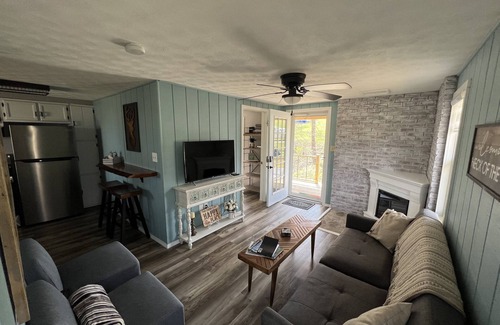 Chillicothe Cabina | Creek View, Covered Decks & Private Hot Tub, Woods, Peaceful, Wildlife!