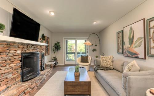 Big Canoe Apartamento | Creek View Villa - Full kitchen cozy fireplace Wifi golf course views