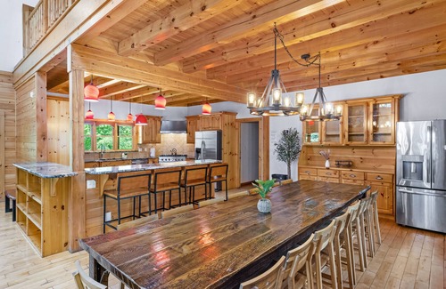 Gouldsboro Casa | Creekfront Log Mansion con piscina climatizada al aire libre y bañera de hidromasaje