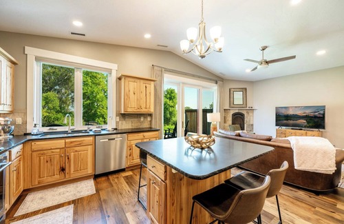 Sheridan Condominio | Creekside 2BR/2BA retreat in the Powderhorn Golf Community. Steps from clubhouse, pool, and tennis courts with a private patio overlooking Goose Creek.