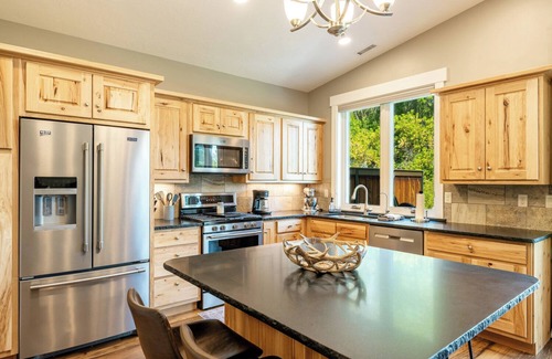 Sheridan Condominio | Creekside 2BR/2BA retreat in the Powderhorn Golf Community. Steps from clubhouse, pool, and tennis courts with a private patio overlooking Goose Creek.