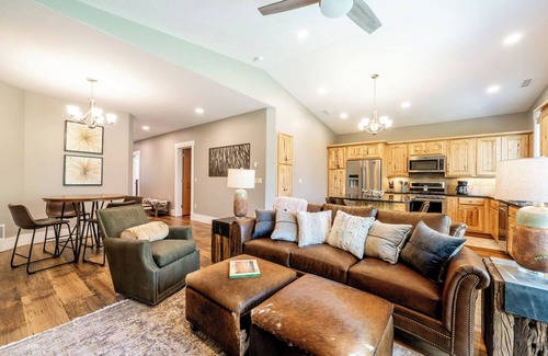 Sheridan Condominio | Creekside 2BR/2BA retreat in the Powderhorn Golf Community. Steps from clubhouse, pool, and tennis courts with a private patio overlooking Goose Creek.