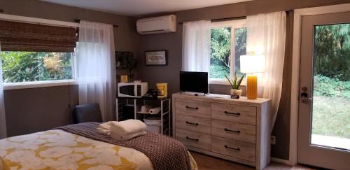Thurston Casa | Creekside Bed and Breakfast Guest Room