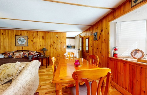 Gatlinburg Cabina | Creekside cabin 1 mile to Parkway & national park - free attraction tickets