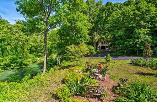 Halfway Casa | Creekside Cabin about 10 Mi from Bowling Green!