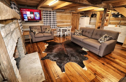 Killen Cabina | Creekside Cabin Getaway - Only 10 Miles from Downtown Florence