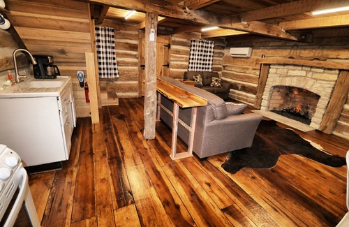 Killen Cabina | Creekside Cabin Getaway - Only 10 Miles from Downtown Florence