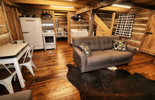 Killen Cabina | Creekside Cabin Getaway - Only 10 Miles from Downtown Florence