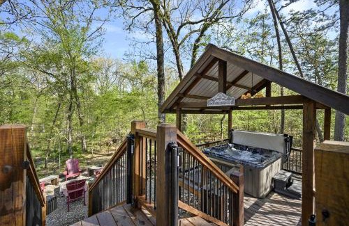 Hochatown Casa | Creekside Cabin Perfect for Family Getaways in Broken Bow, Oklahoma