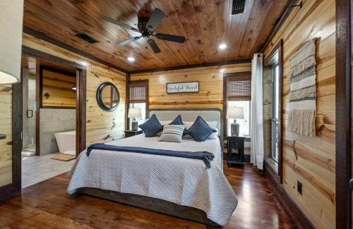 Hochatown Casa | Creekside Cabin Perfect for Family Getaways in Broken Bow, Oklahoma