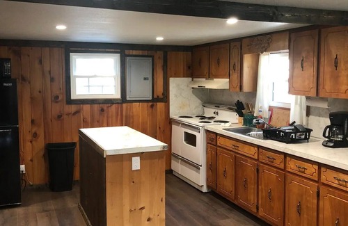 Burnsville Casa | Creekside Cabin skiing/hiking & Appalachian Trail.