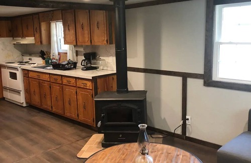 Burnsville Casa | Creekside Cabin skiing/hiking & Appalachian Trail.