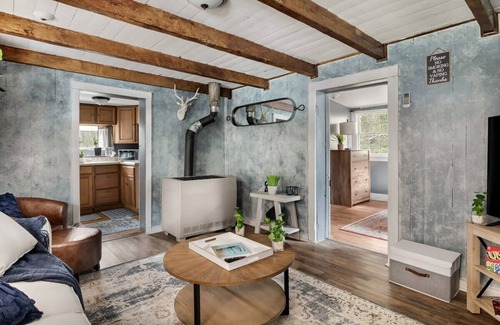 Mount Jackson Chalet De Esquí | Creekside Cabin w Hot Tub, Fire Pit, Deck & Grill!