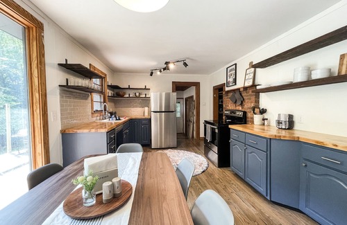 Sylva Casa | Creekside cottage central to the best of WNC