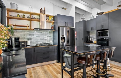 Perwillowen Casa | Creekside Cottage, pet friendly w pool