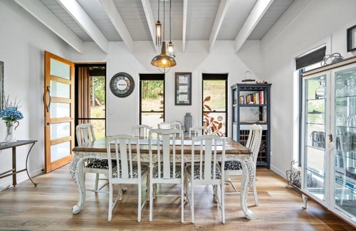 Perwillowen Casa | Creekside Cottage, pet friendly w pool