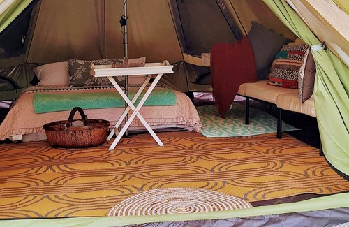 Cosby Alquiler De RV | Creekside Glamping Tent in the Smoky Mountains at Honesuckle Springs