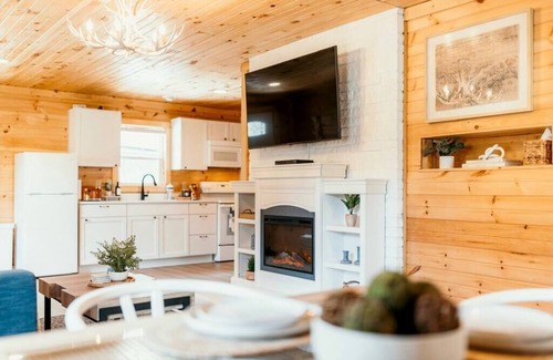 South Bloomingville Cabina | Creekside Hocking Hills Cabin: Game Shed, Hot Tub