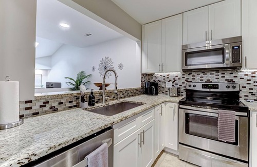 Wilmington Casa | Creekside Modern Retreat