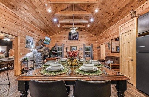 Sevierville Cabina | Creekside On The Bluff 2 Bedroom Cabin by RedAwning