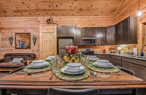 Sevierville Cabina | Creekside On The Bluff 2 Bedroom Cabin by RedAwning