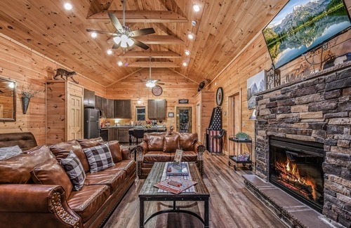 Sevierville Cabina | Creekside On The Bluff 2 Bedroom Cabin by RedAwning