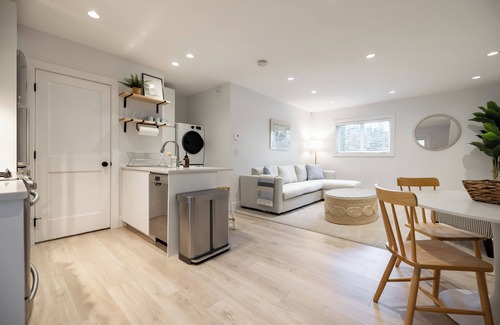 Crescent Beach Cabaña | Crescent Heights Laneway Cottage
