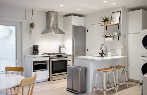 Crescent Beach Cabaña | Crescent Heights Laneway Cottage
